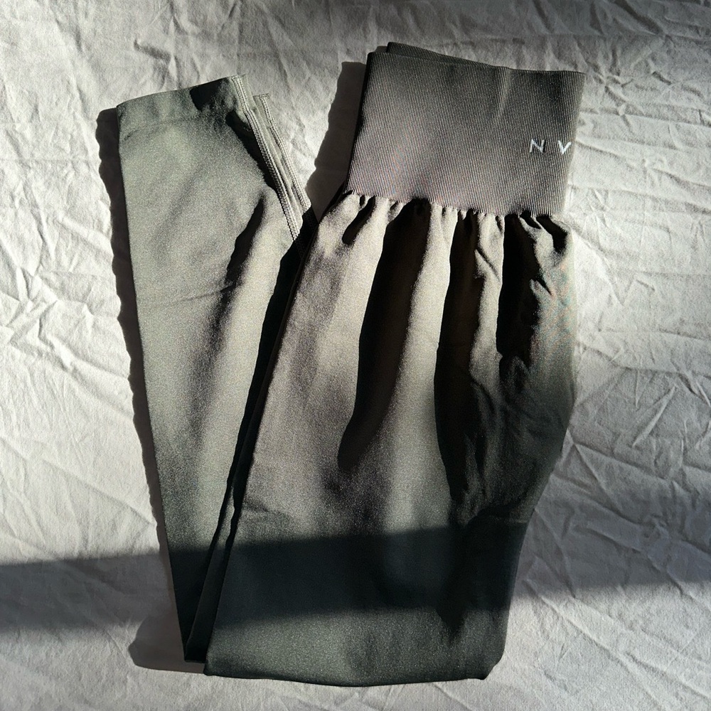 NVGTN Solid Seamless leggings in Olive. Size S.